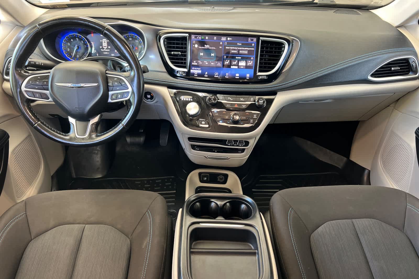 Used 2021 Chrysler Pacifica Touring w/ Uconnect Theater Family Group FWD image 3