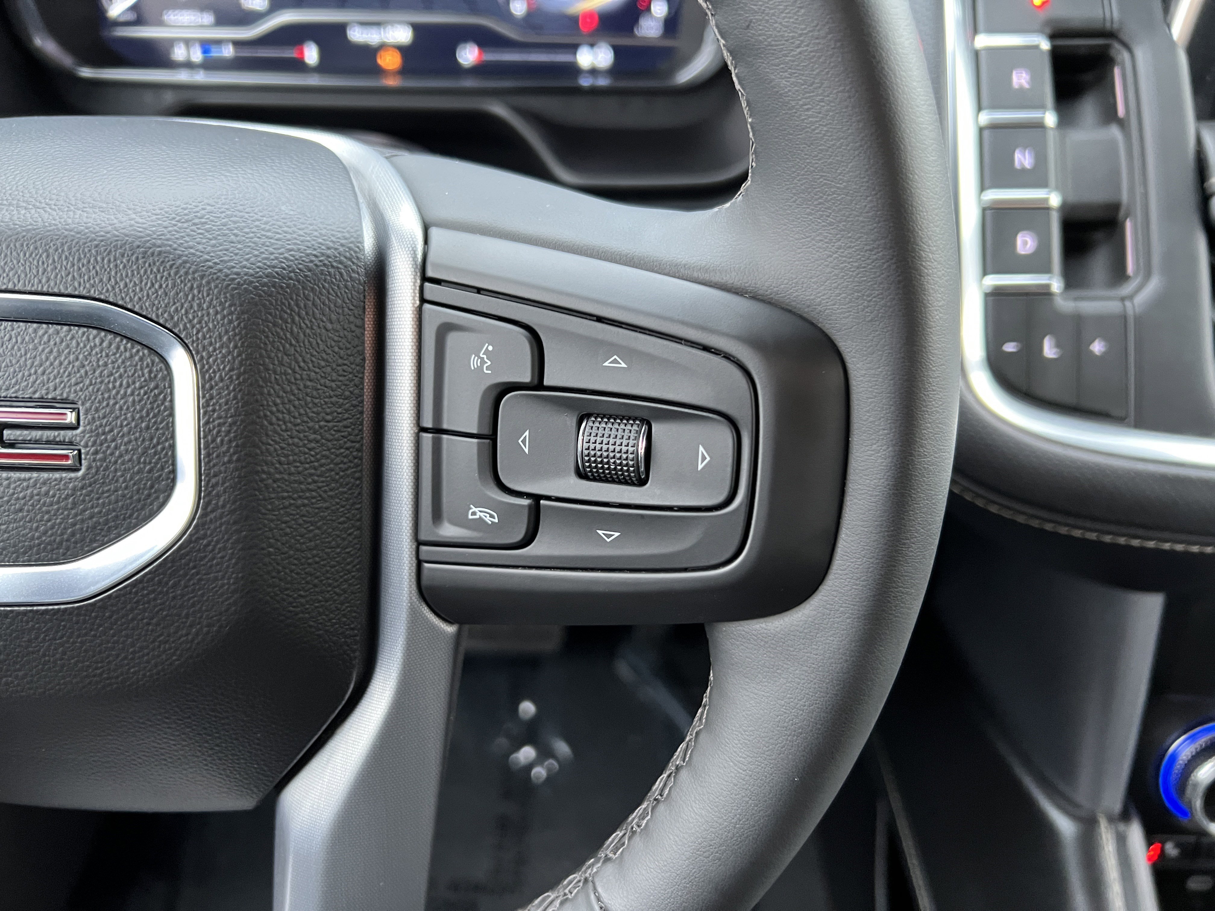 Used 2024 GMC Yukon SLT w/ SLT Luxury Package image 32