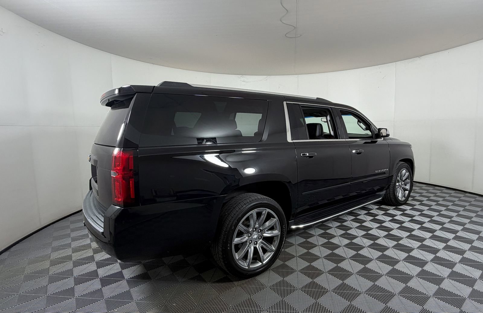 Used 2015 Chevrolet Suburban LTZ RWD image 4
