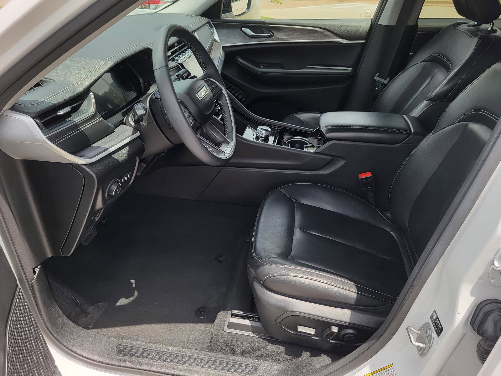 Used 2023 Jeep Grand Cherokee Limited image 25