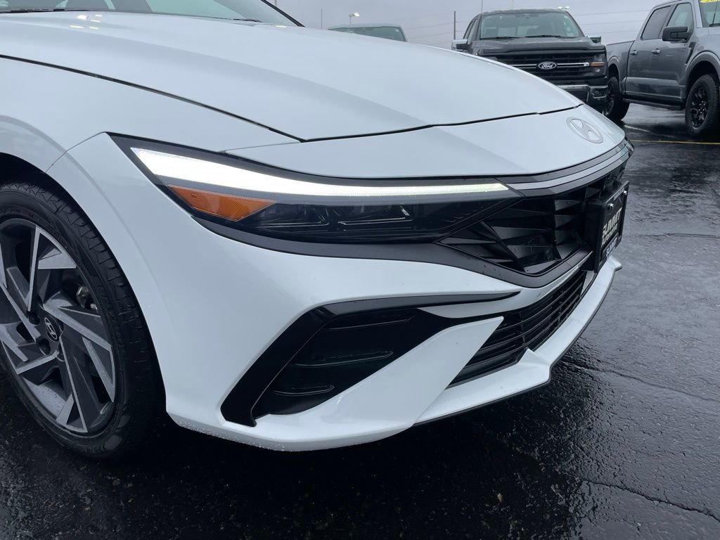 Used 2025 Hyundai Elantra SEL FWD image 28