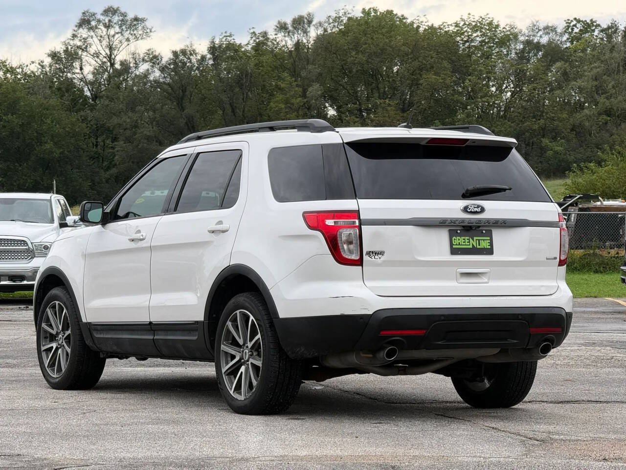 Used 2015 Ford Explorer XLT w/ Equipment Group 202B AWD/4WD image 2