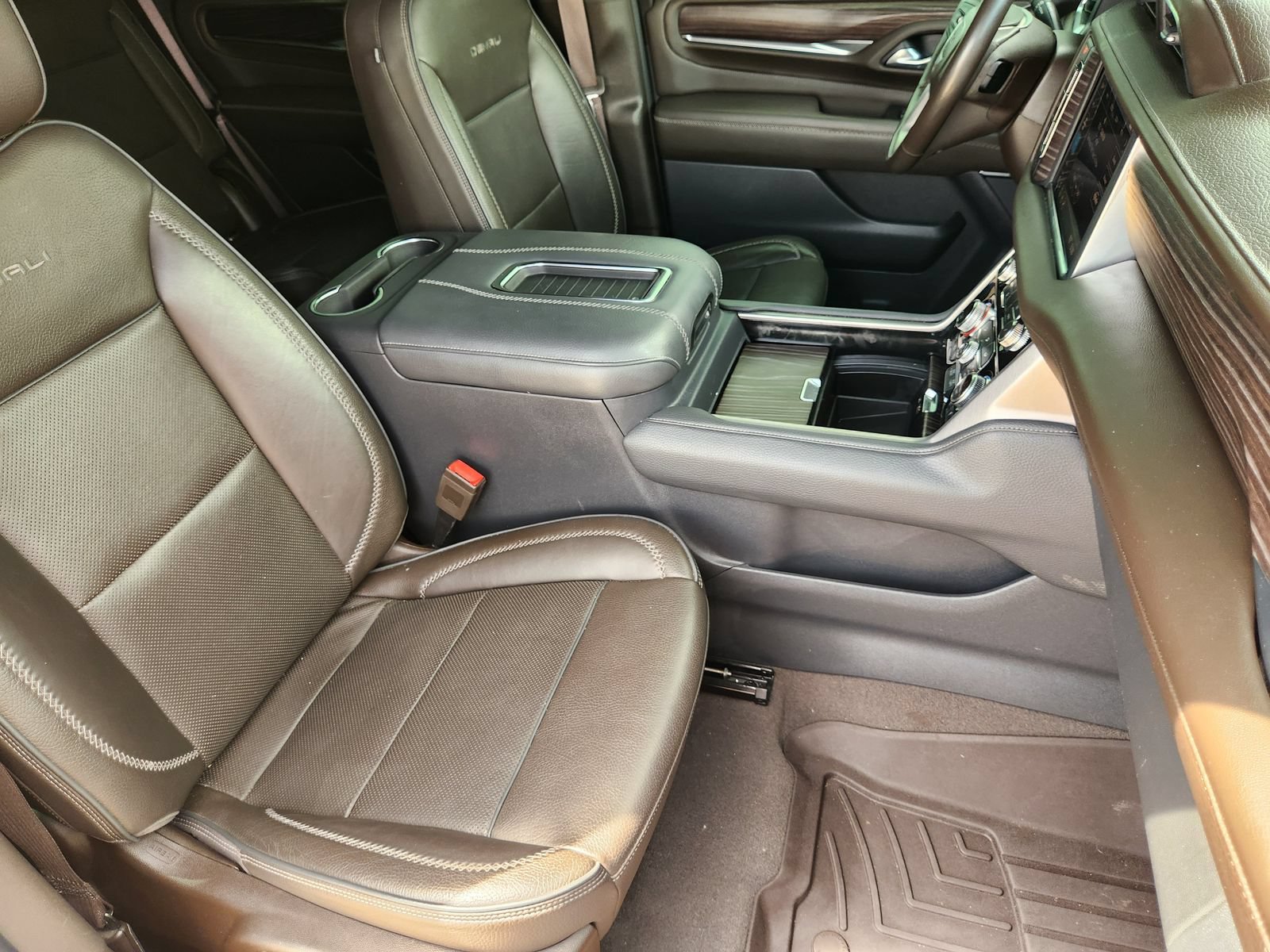 Used 2021 GMC Yukon Denali w/ Advanced Technology Package AWD/4WD image 15