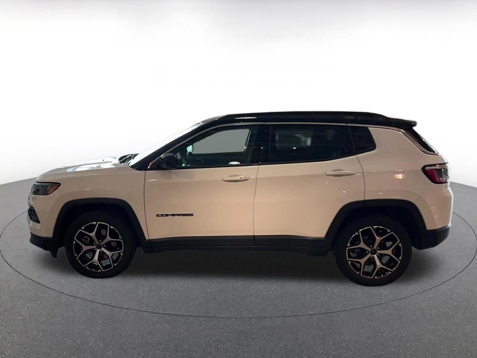 Used 2025 Jeep Compass Limited image 9