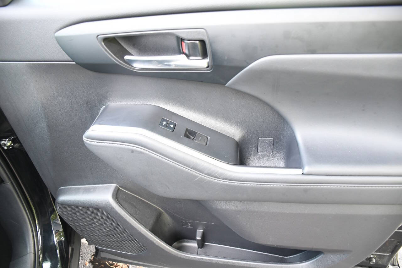 Used 2022 Toyota Highlander XLE AWD/4WD image 31