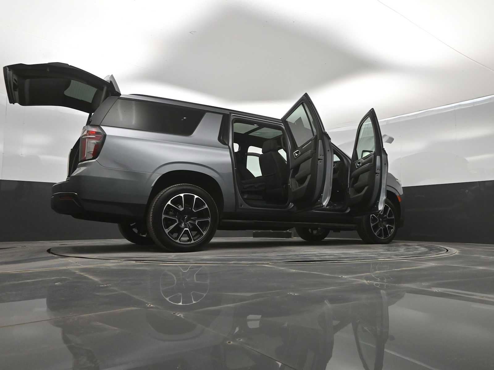 Used 2022 Chevrolet Suburban RST w/ Luxury Package AWD/4WD image 44