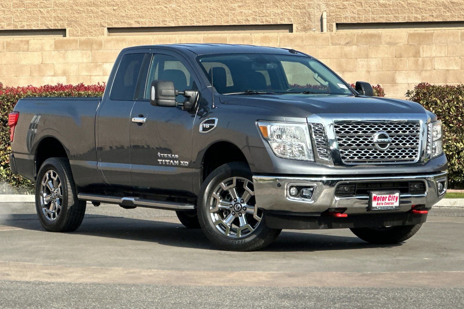Used 2017 Nissan Titan SV image 2