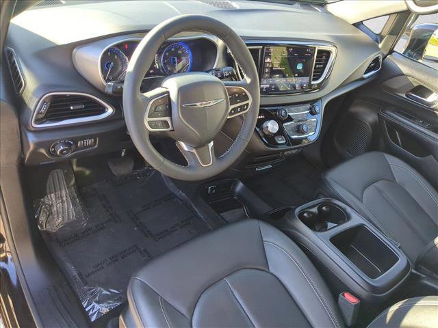 Used 2025 Chrysler Pacifica Select image 10