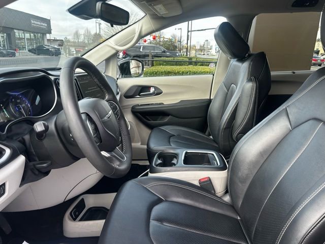 Used 2024 Chrysler Pacifica Touring-L image 16