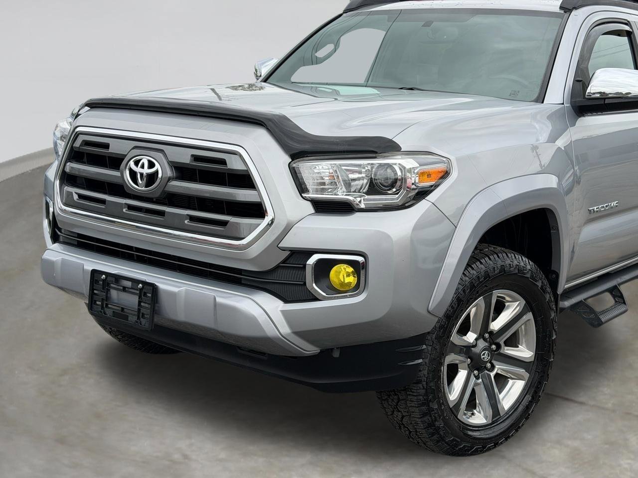 Used 2017 Toyota Tacoma Limited w/ Tow Package image 5