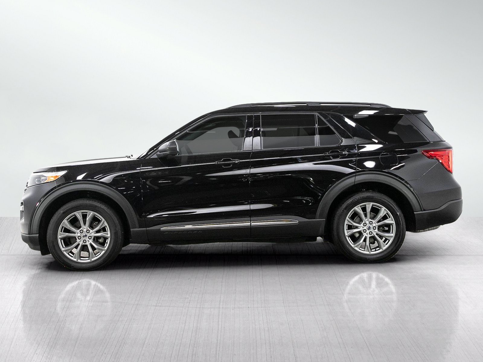 Used 2020 Ford Explorer XLT w/ Equipment Group 202A AWD/4WD image 2