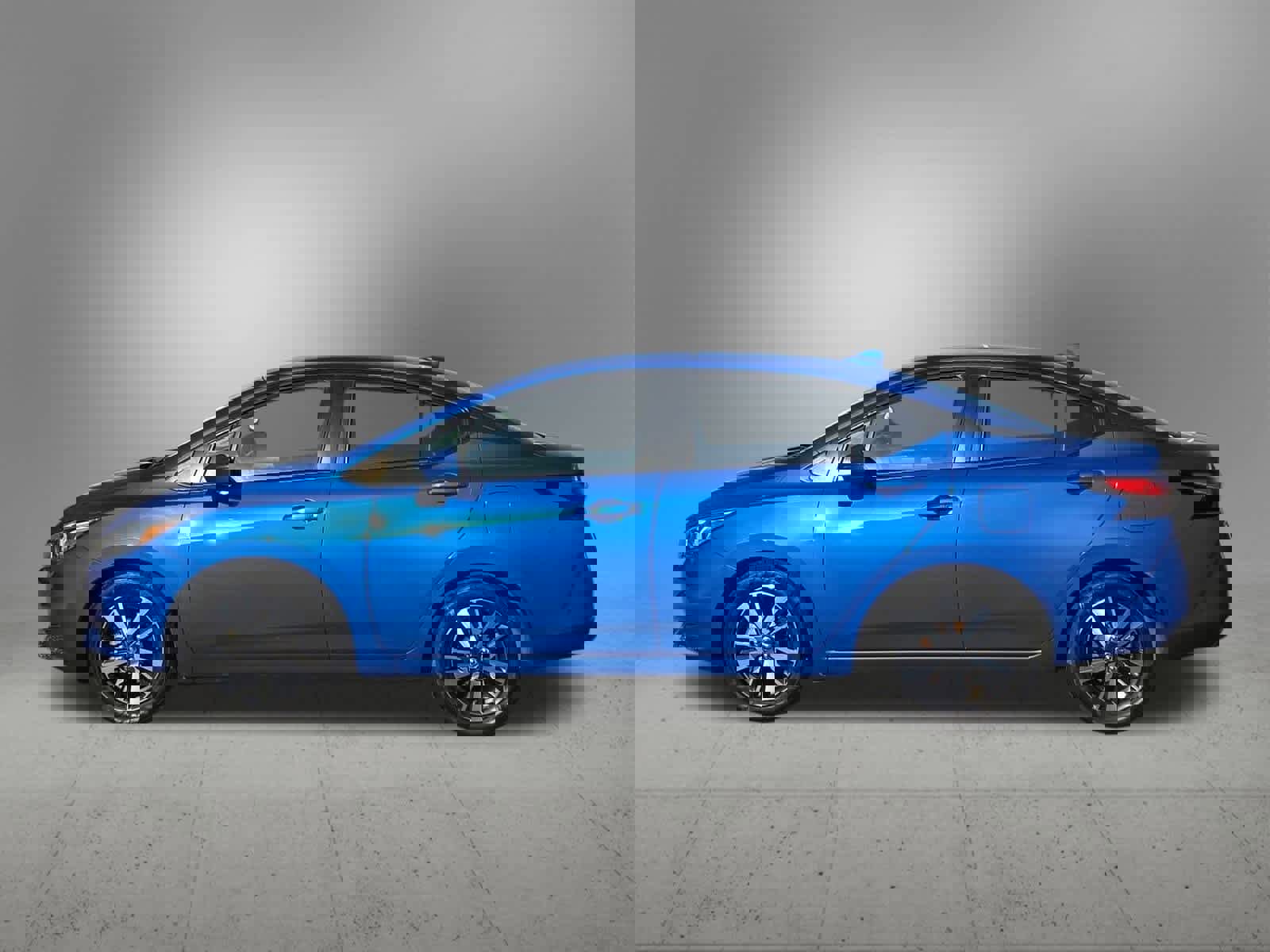 Used 2021 Nissan Versa SV image 3