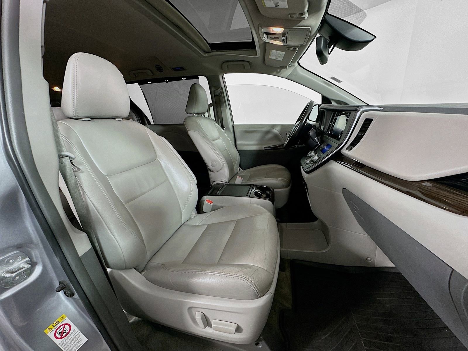 Used 2018 Toyota Sienna XLE FWD image 28