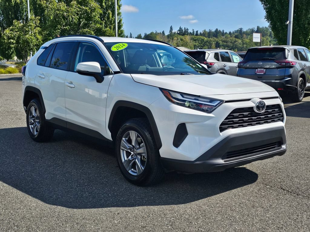Used 2025 Toyota RAV4 XLE AWD/4WD image 3
