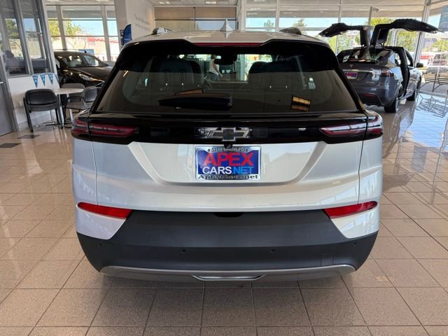 Used 2022 Chevrolet Bolt EUV LT w/ Convenience Package FWD image 4