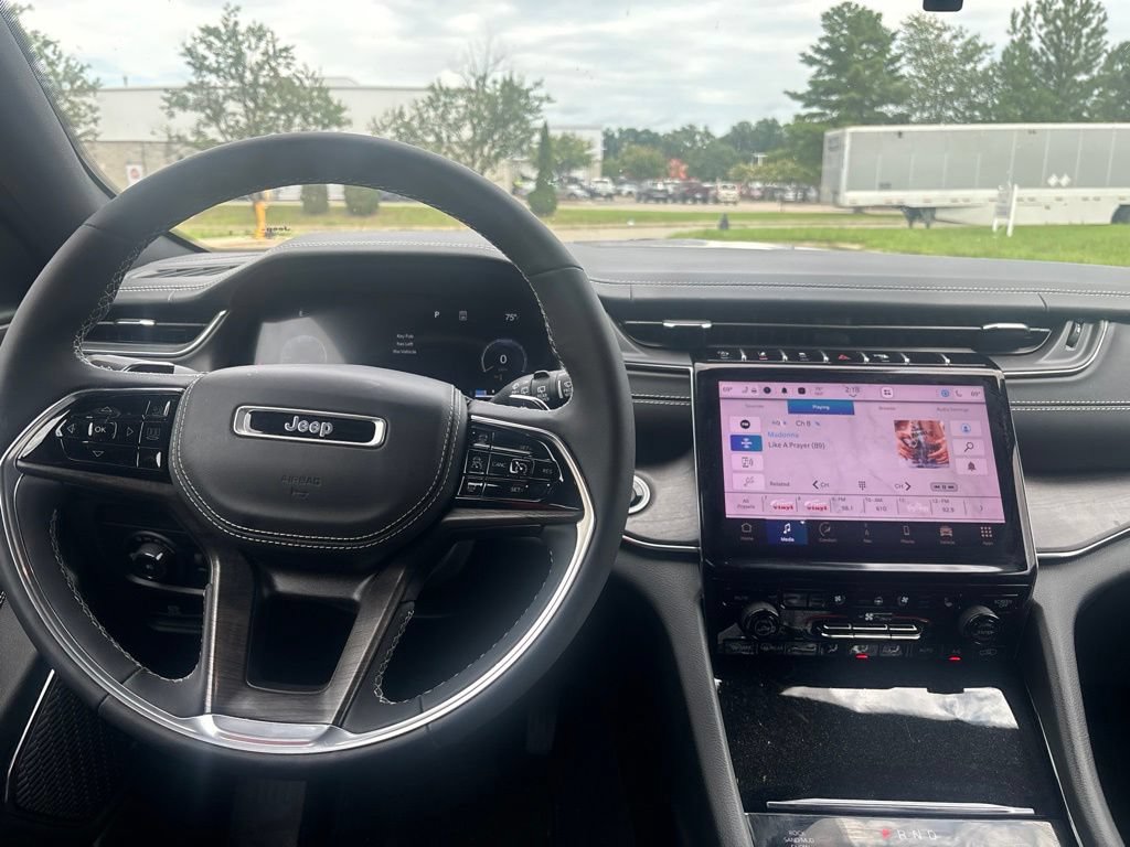Certified 2023 Jeep Grand Cherokee Overland w/ Luxury Tech Group IV AWD/4WD image 13