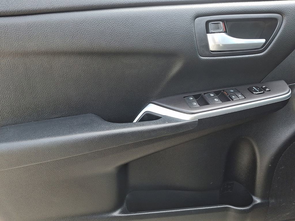 Used 2015 Toyota Camry LE image 12