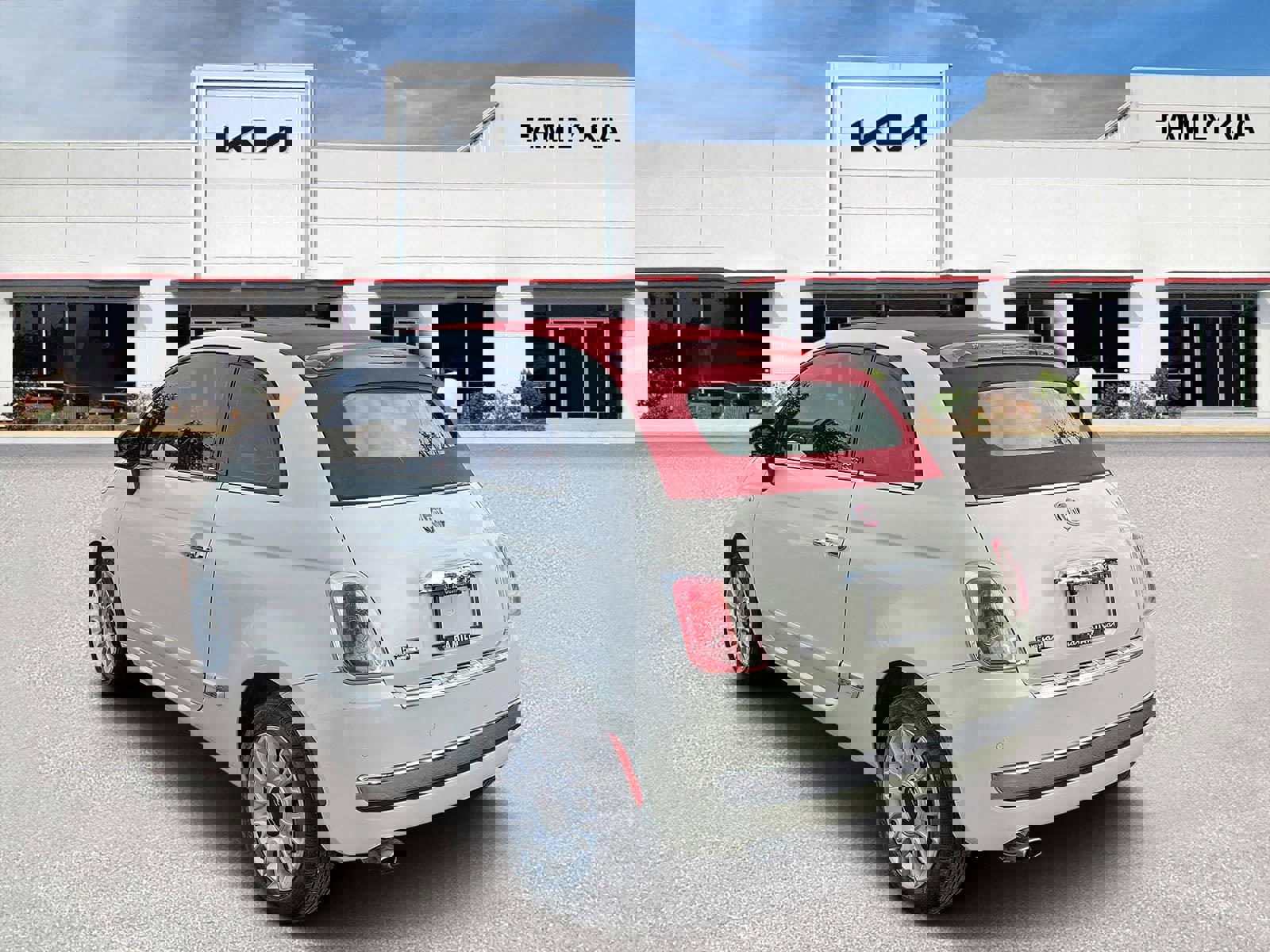 Used 2015 FIAT 500 Lounge w/ Luxury Leather Package image 4