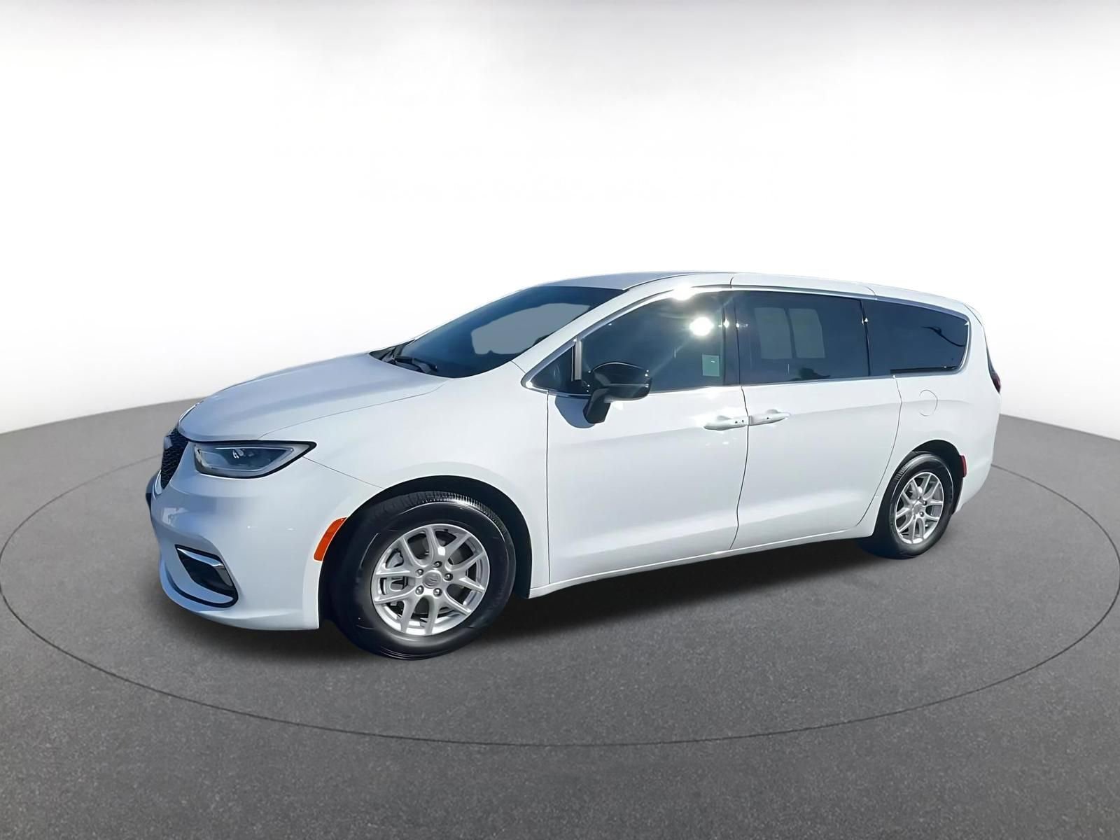 Used 2025 Chrysler Pacifica Select image 8