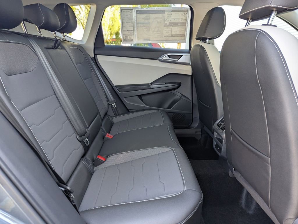 Used 2025 Volkswagen Taos SE w/ Panoramic Sunroof Package FWD image 20