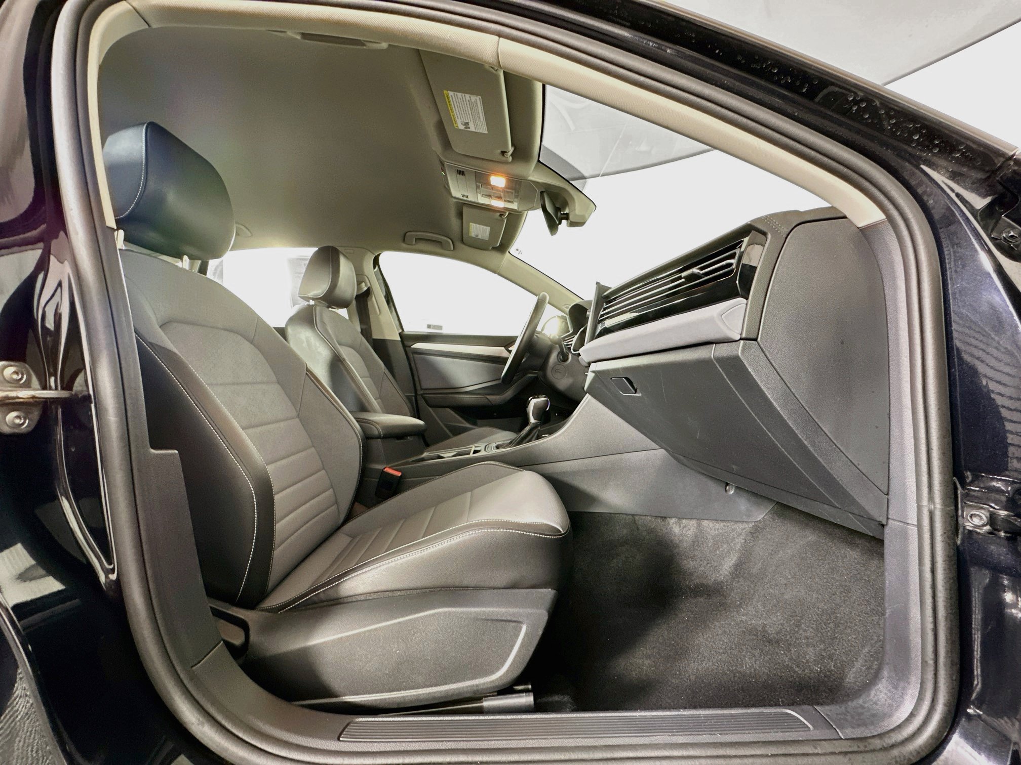 Used 2025 Volkswagen Jetta SE FWD image 31