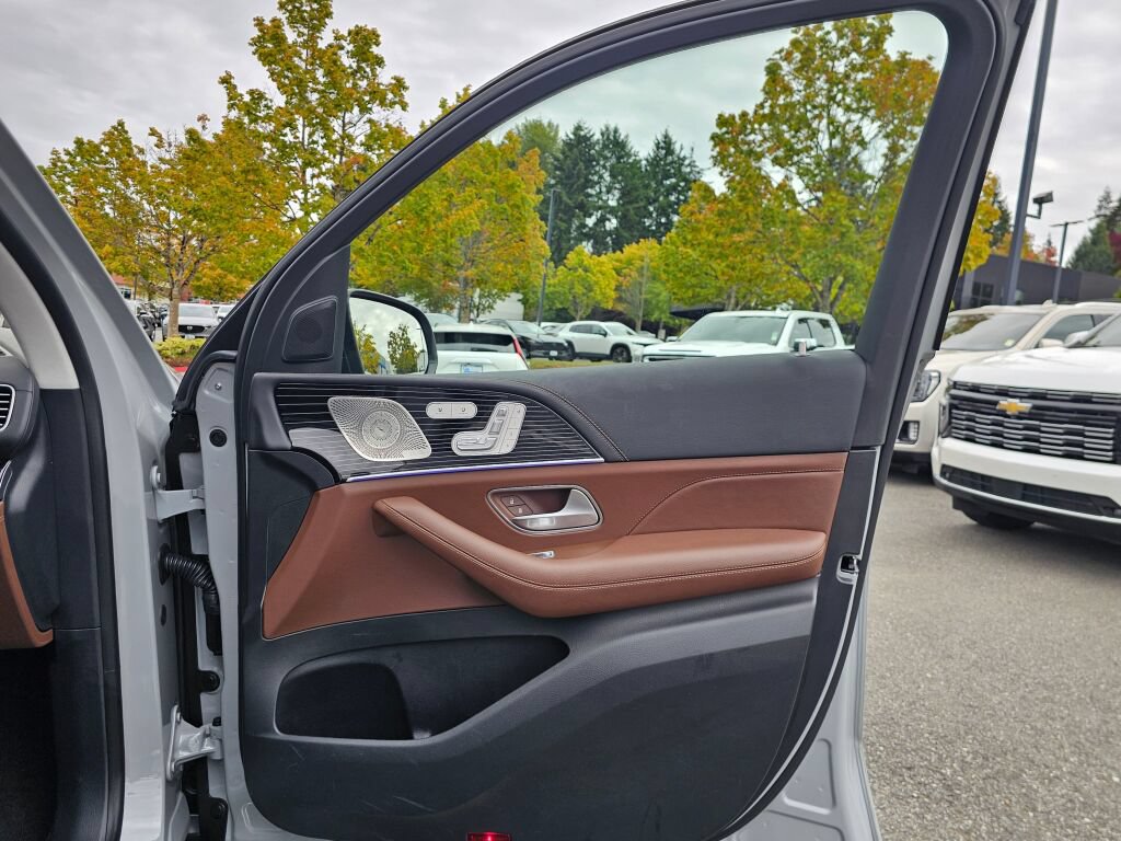 Used 2024 Mercedes-Benz GLS 580 4MATIC image 32