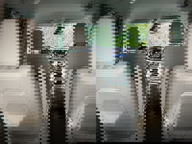 Used 2021 Chrysler Pacifica Touring-L image 12