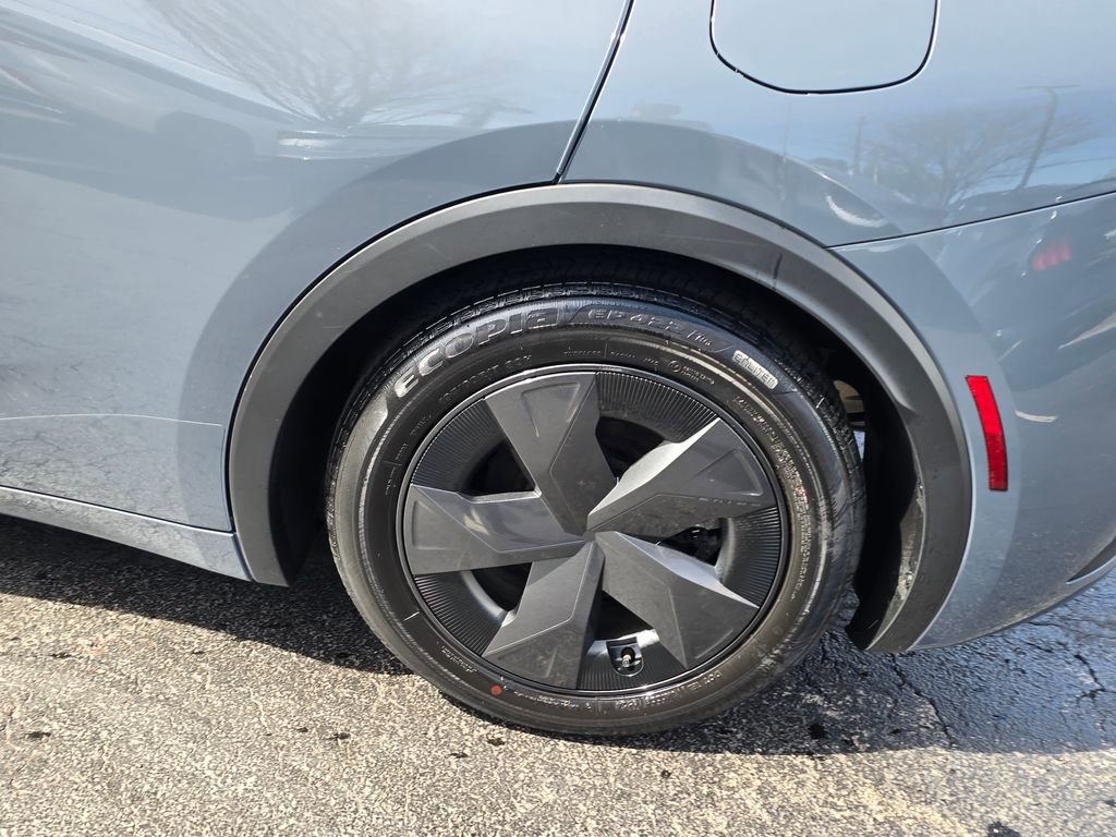 Used 2024 Toyota Prius LE AWD/4WD image 4