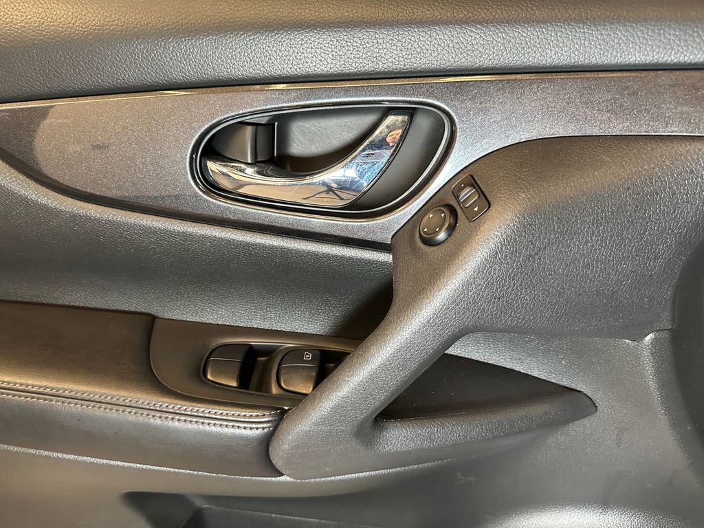 Used 2017 Nissan Rogue SV FWD image 19