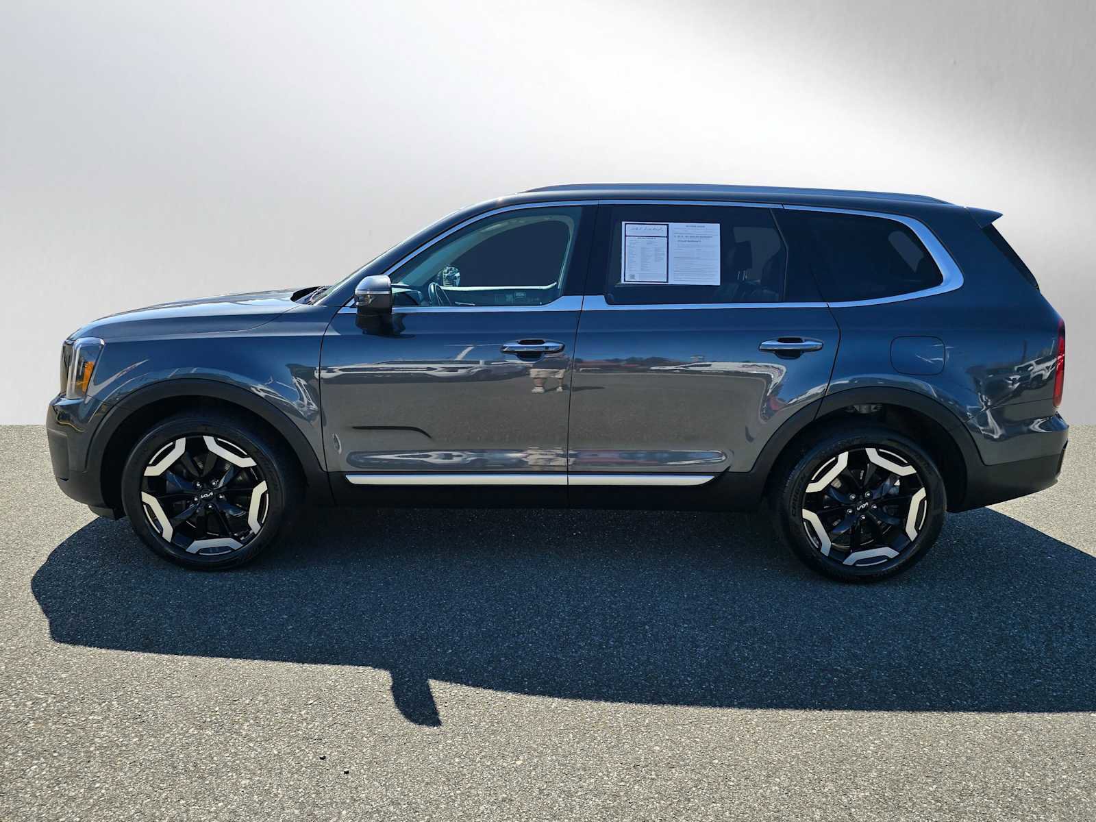 Used 2023 Kia Telluride S image 6