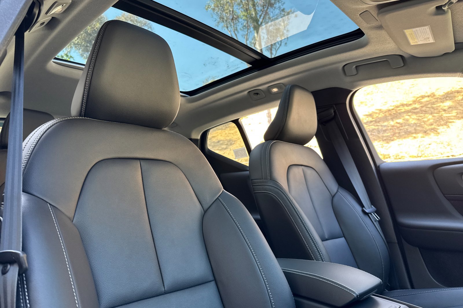 New 2025 Volvo XC40 B5 Core w/ Protection Package Premier image 15