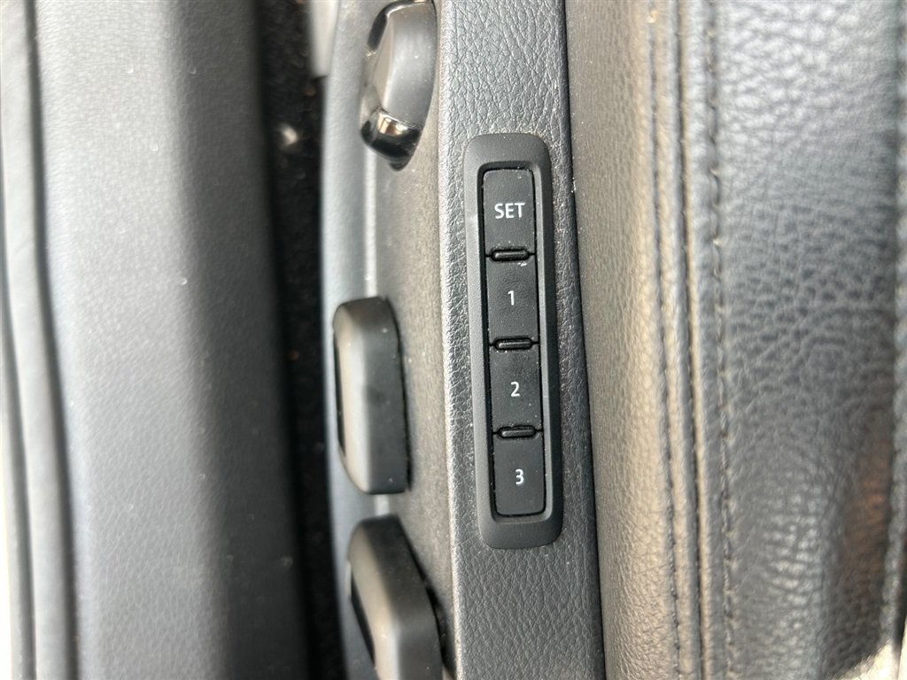 Used 2017 Volkswagen Passat 1.8T SEL Premium FWD image 16