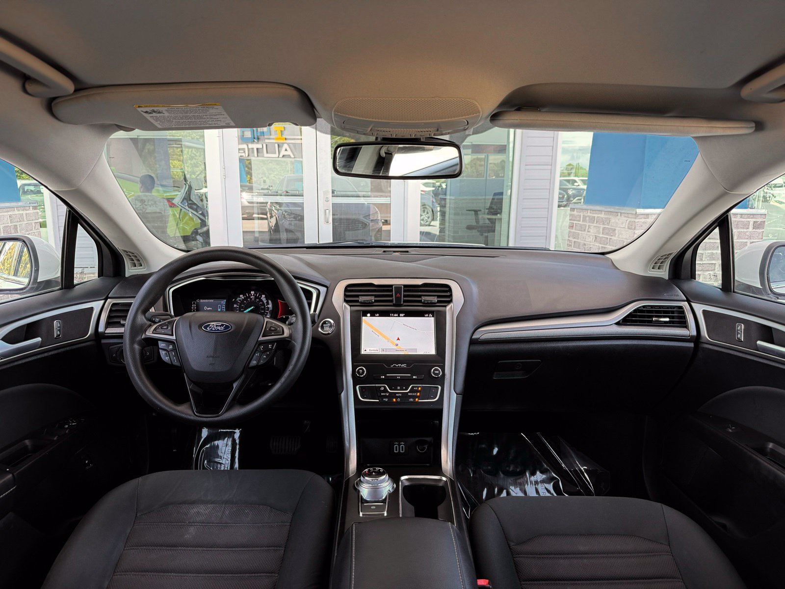 Used 2019 Ford Fusion SE FWD image 2