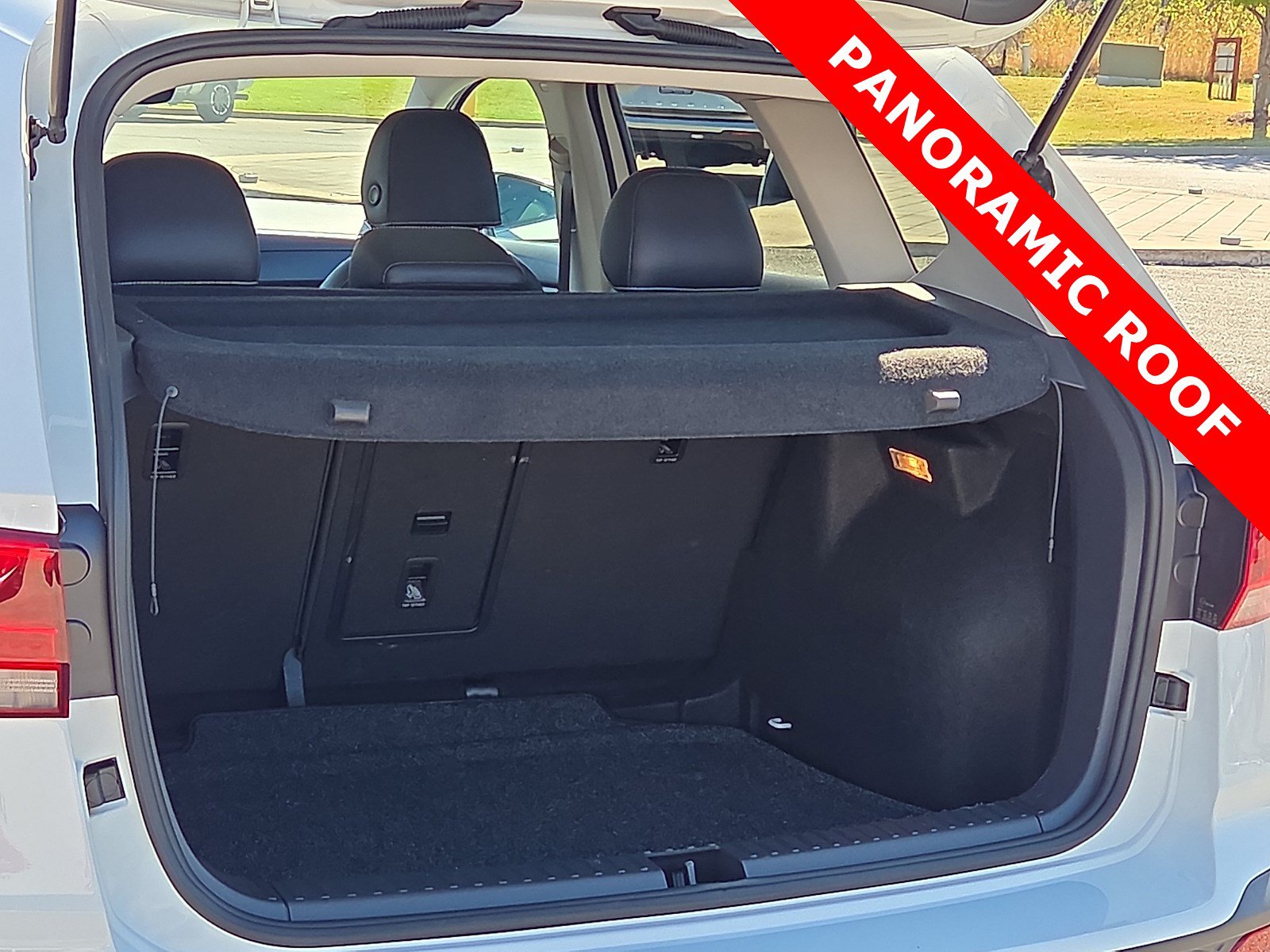 Used 2023 Volkswagen Taos SE w/ Panoramic Sunroof Package FWD image 9