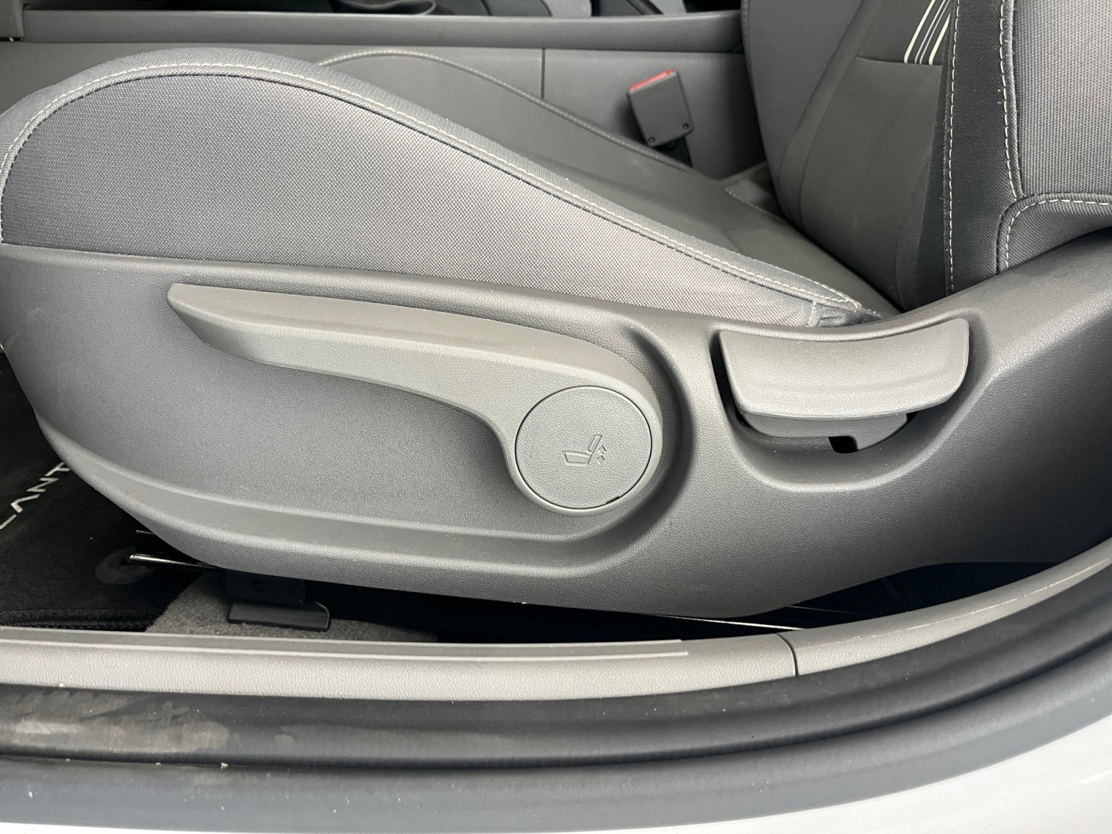 Used 2023 Hyundai Elantra SEL image 12