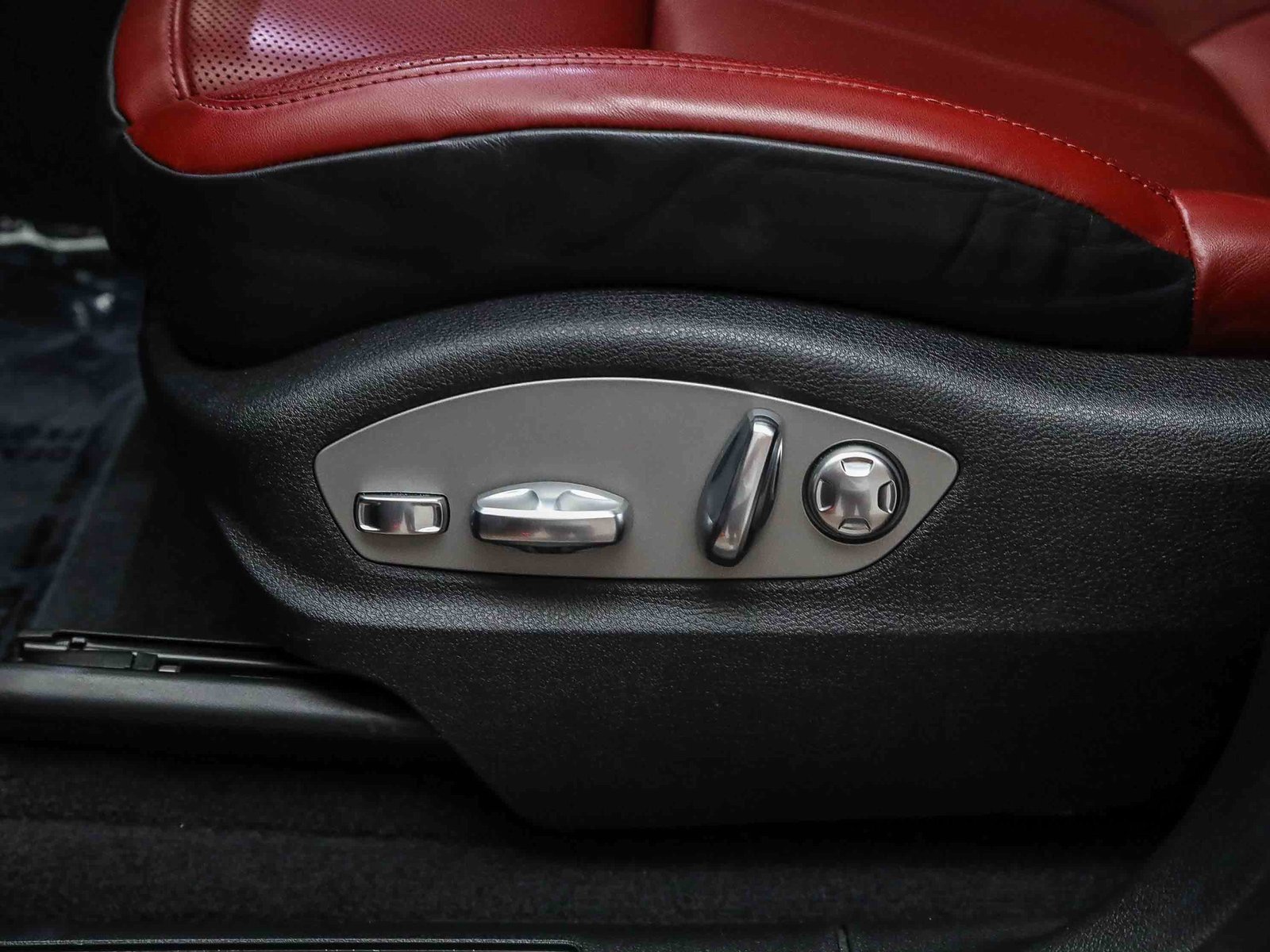 Used 2025 Porsche Macan image 26