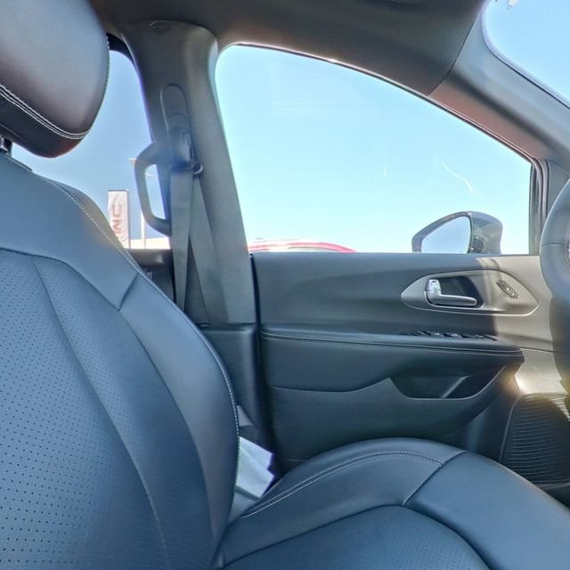 Used 2025 Chrysler Pacifica Select FWD image 32