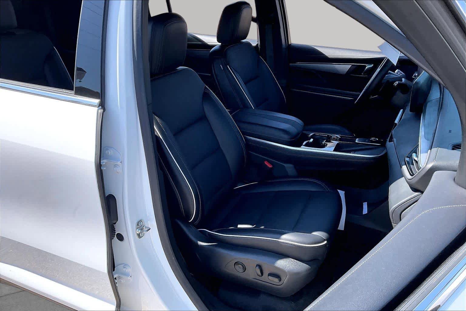 Used 2025 Buick Enclave Preferred AWD/4WD image 9