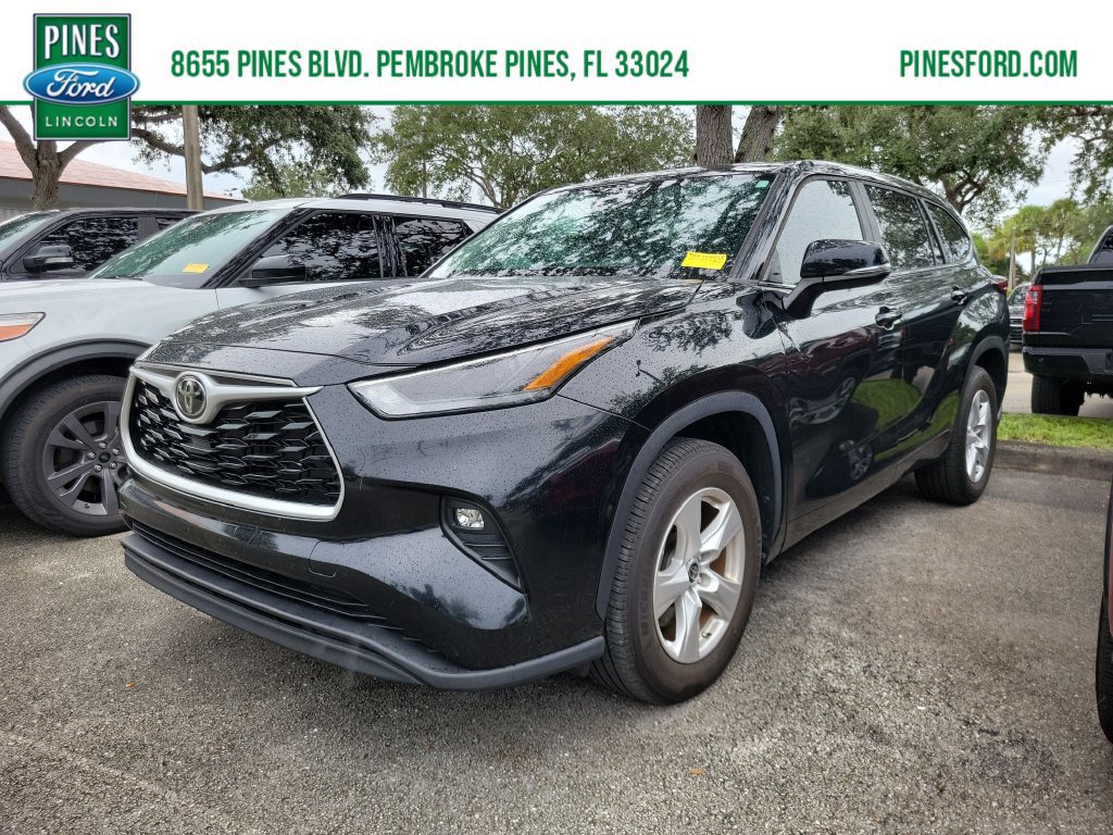 Used 2024 Toyota Highlander LE FWD image 1
