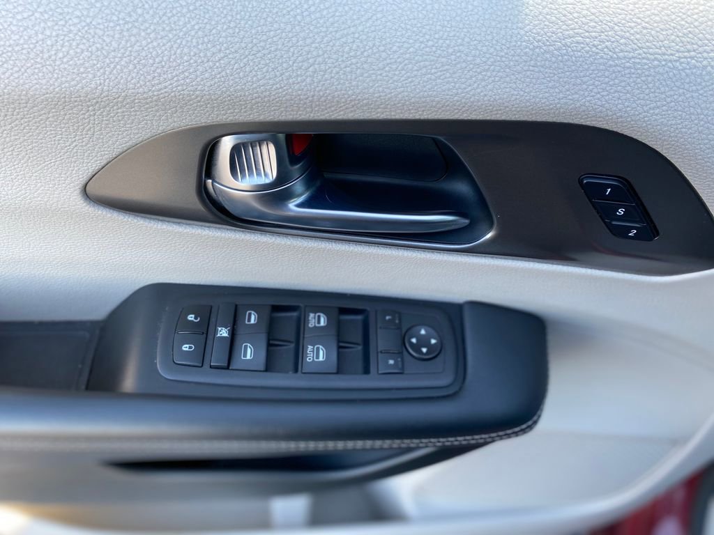 Used 2023 Chrysler Pacifica Touring-L FWD image 20