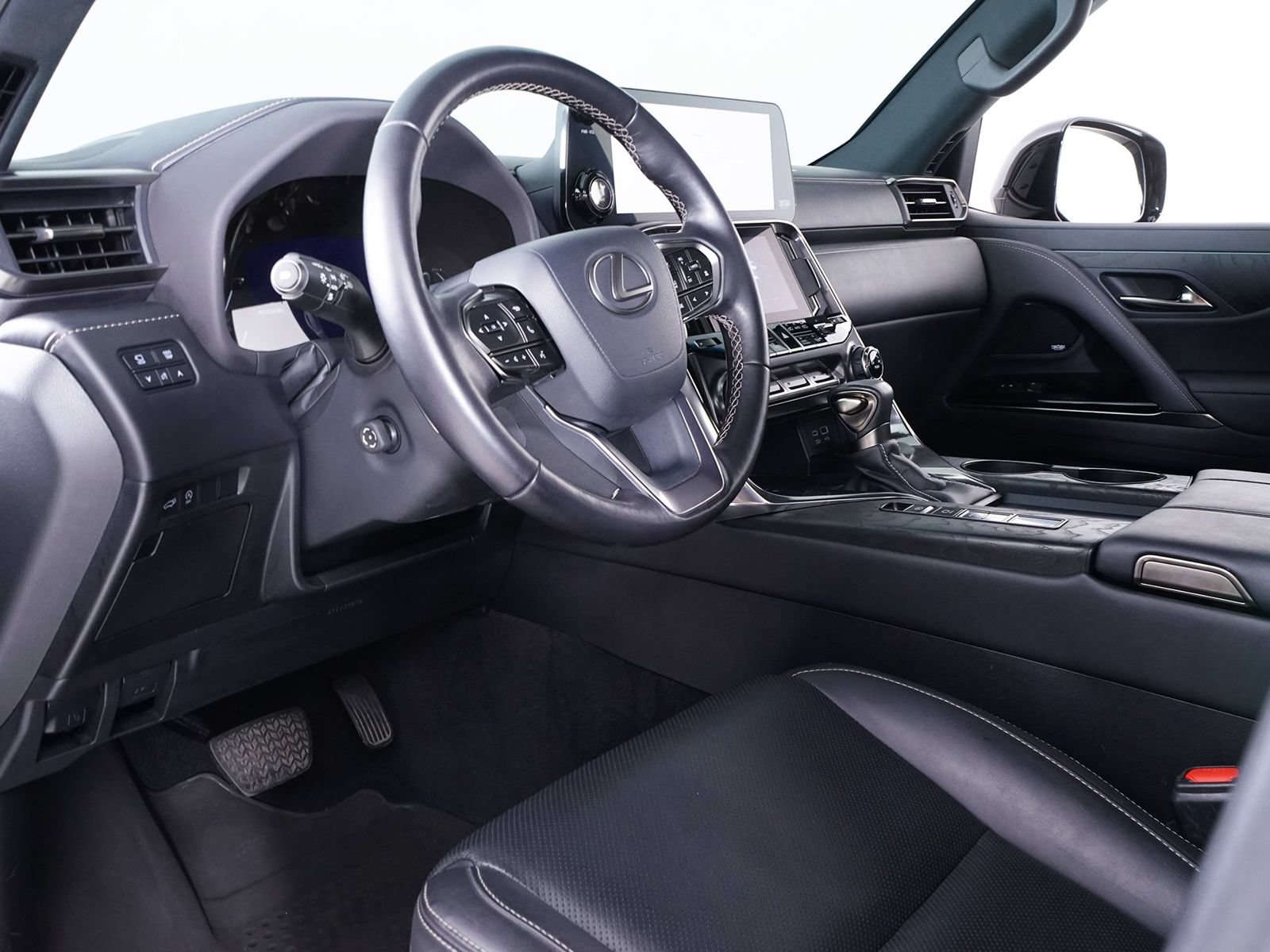 Used 2023 Lexus LX 600 4WD w/ Appearance Package image 4