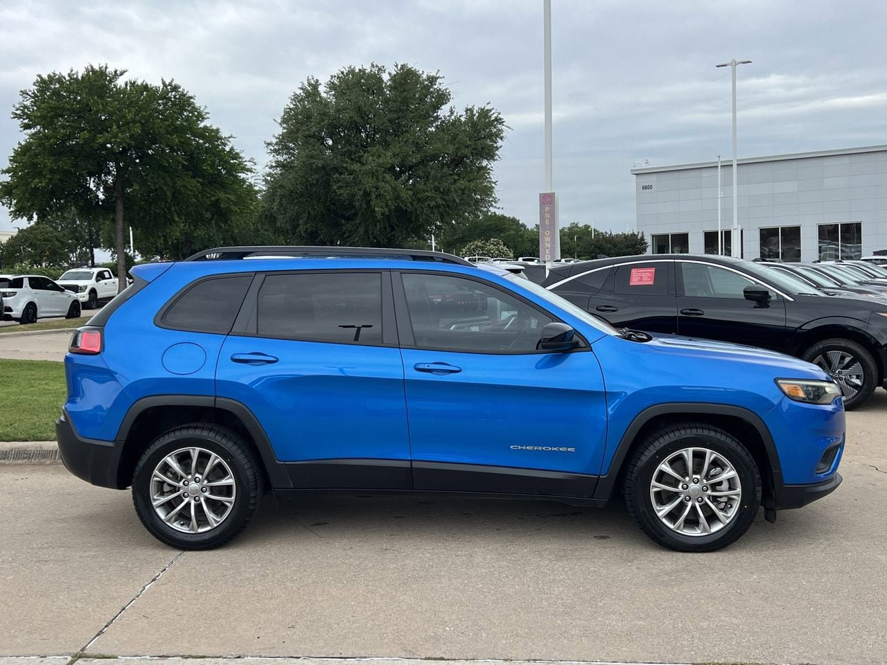 Used 2022 Jeep Cherokee Latitude Lux FWD image 3