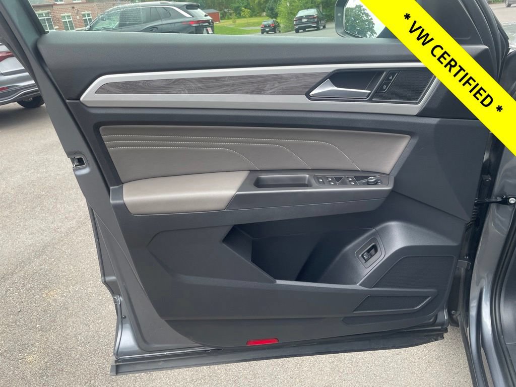 Certified 2022 Volkswagen Atlas Cross Sport SE w/ Panoramic Sunroof Package AWD/4WD image 17