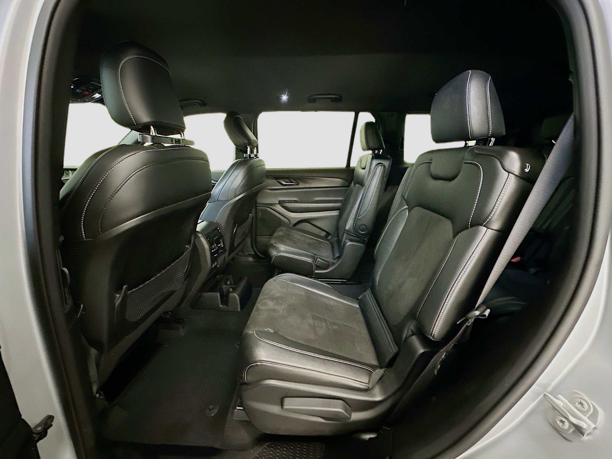 Used 2023 Jeep Grand Cherokee L Laredo image 28