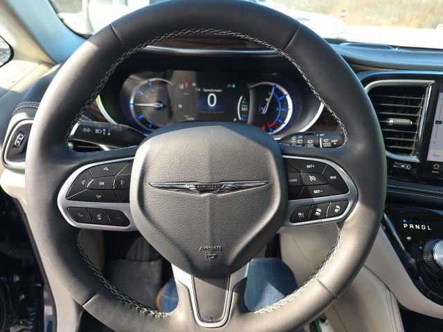 Used 2023 Chrysler Pacifica Limited image 7