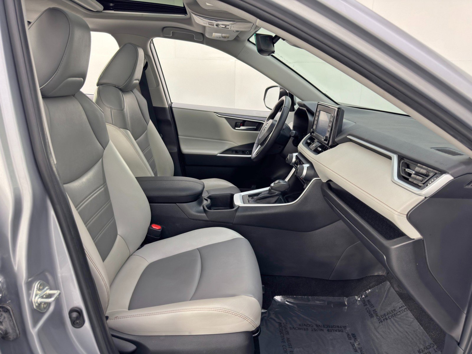 Used 2022 Toyota RAV4 XLE Premium image 15