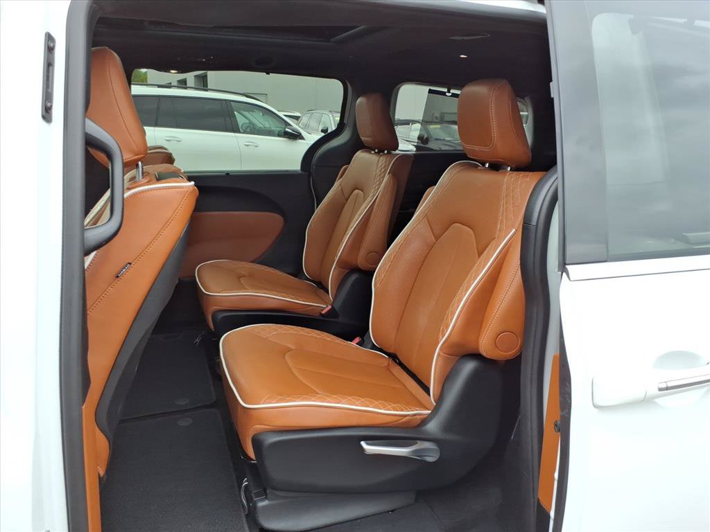 Used 2024 Chrysler Pacifica Pinnacle AWD/4WD image 12