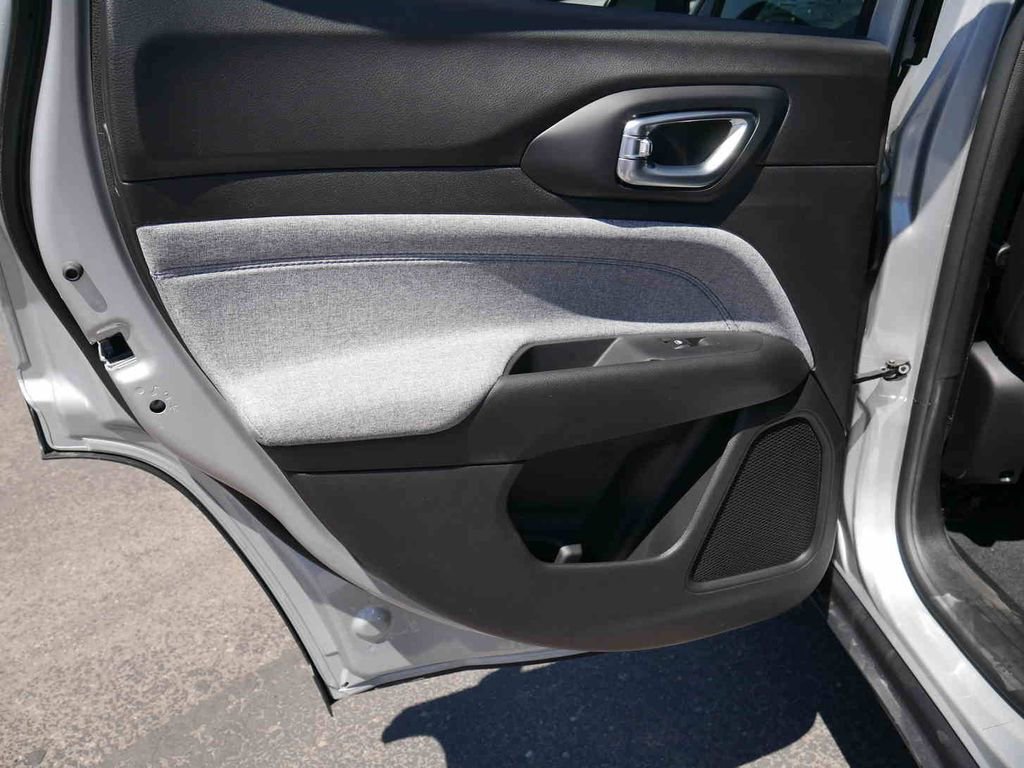 New 2025 Jeep Compass Latitude image 11