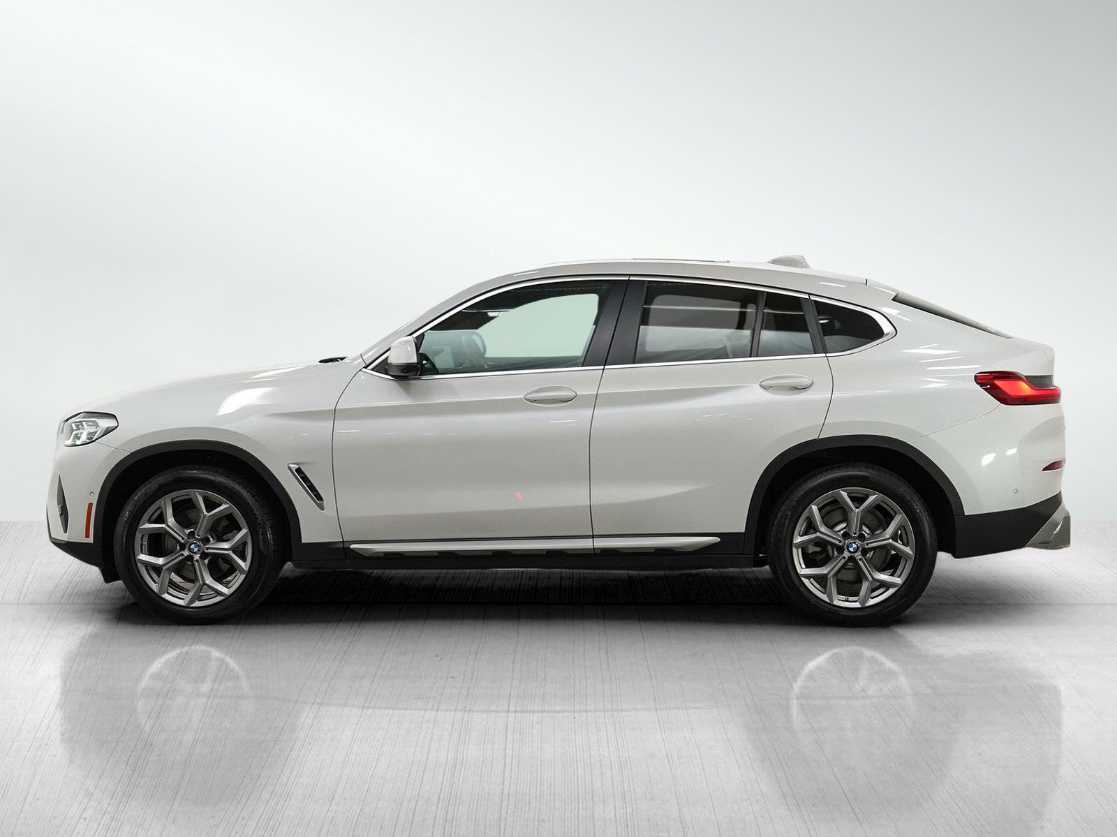 Used 2024 BMW X4 xDrive30i w/ Parking Assistance Package AWD/4WD image 2
