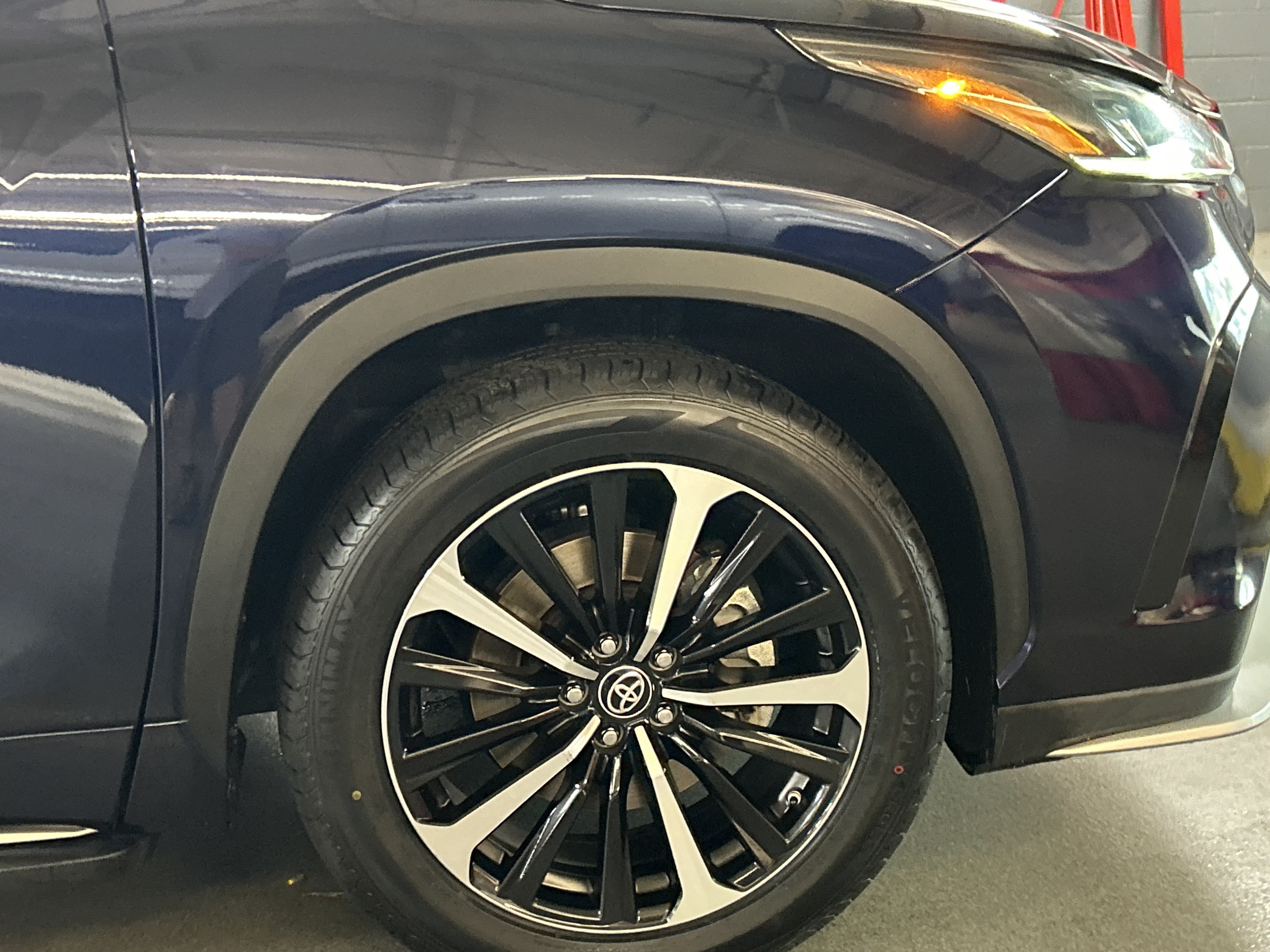 Used 2021 Toyota Highlander XSE FWD image 7